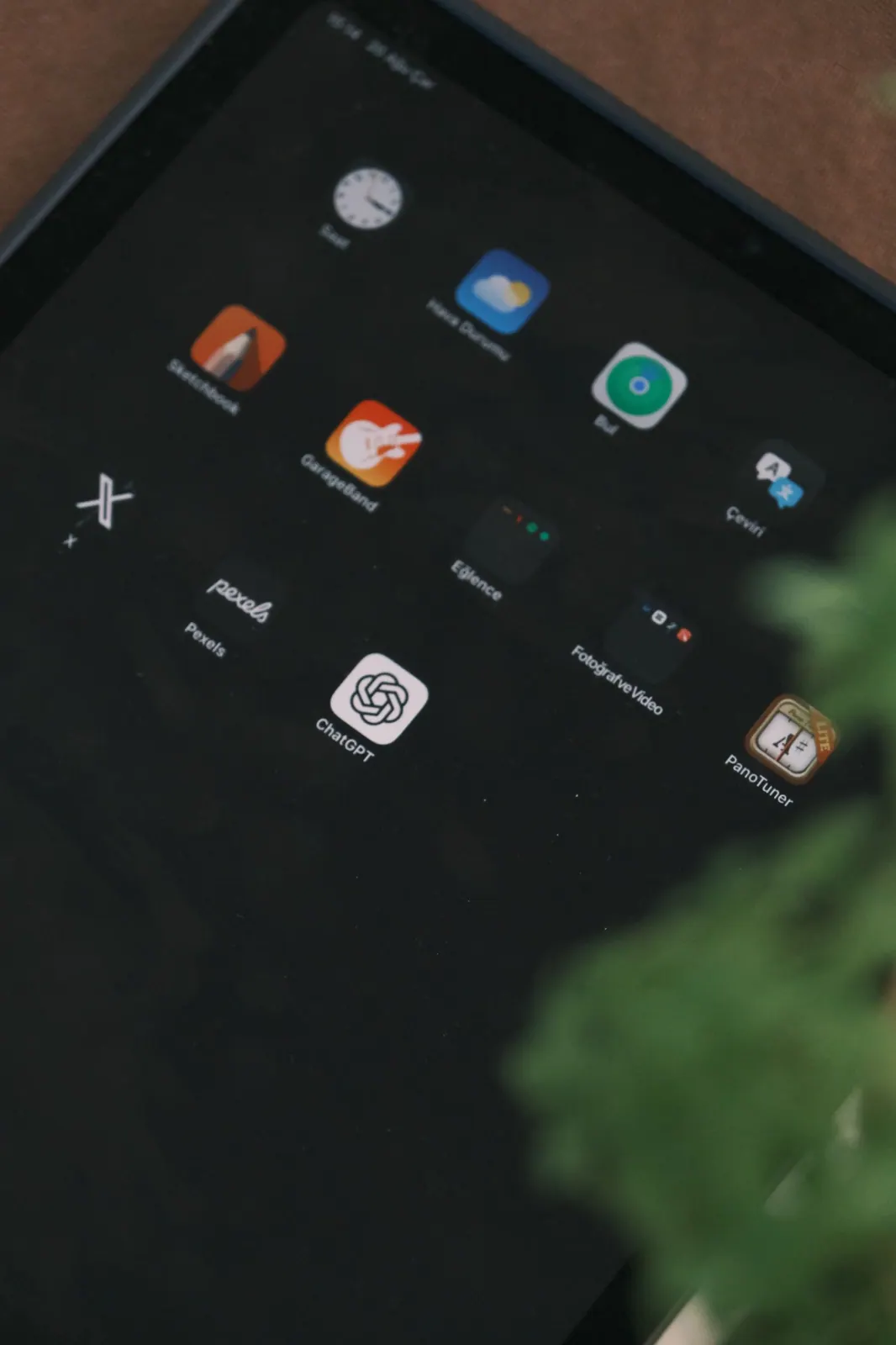 Pantalla con aplicaciones móviles y herramientas digitales