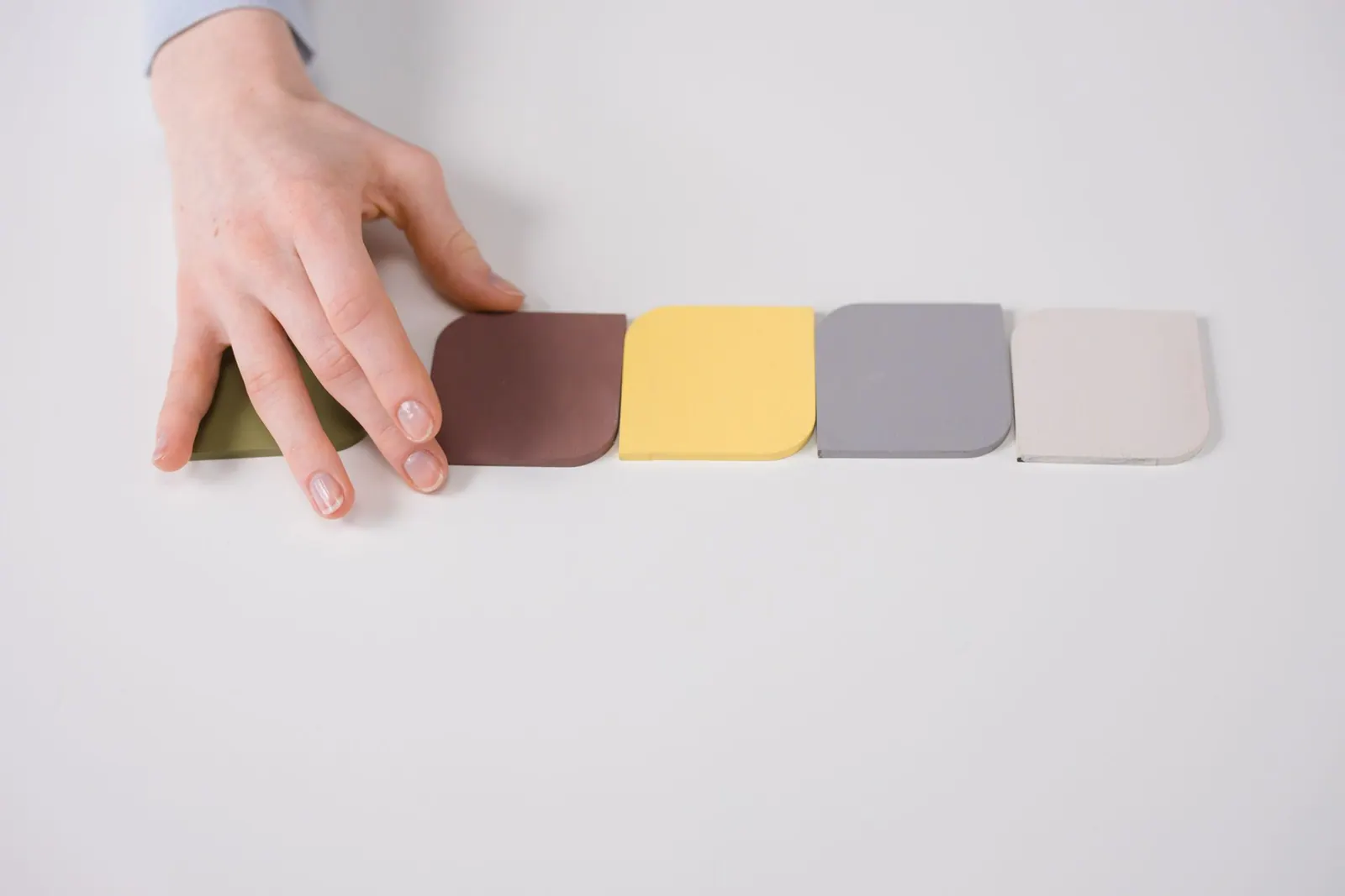 Selección de muestras de colores en una mesa