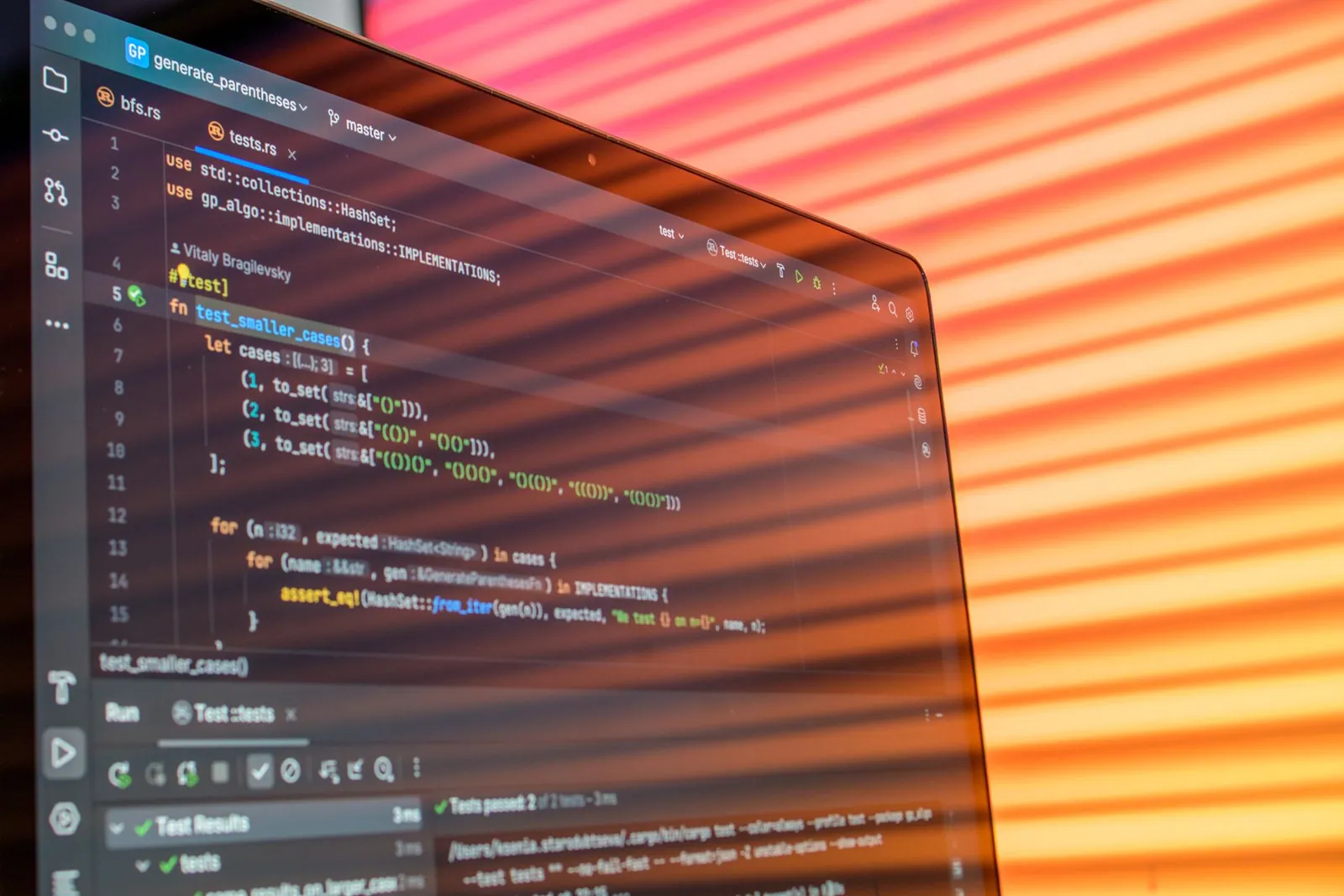 Pantalla de código de programación bajo luces cálidas