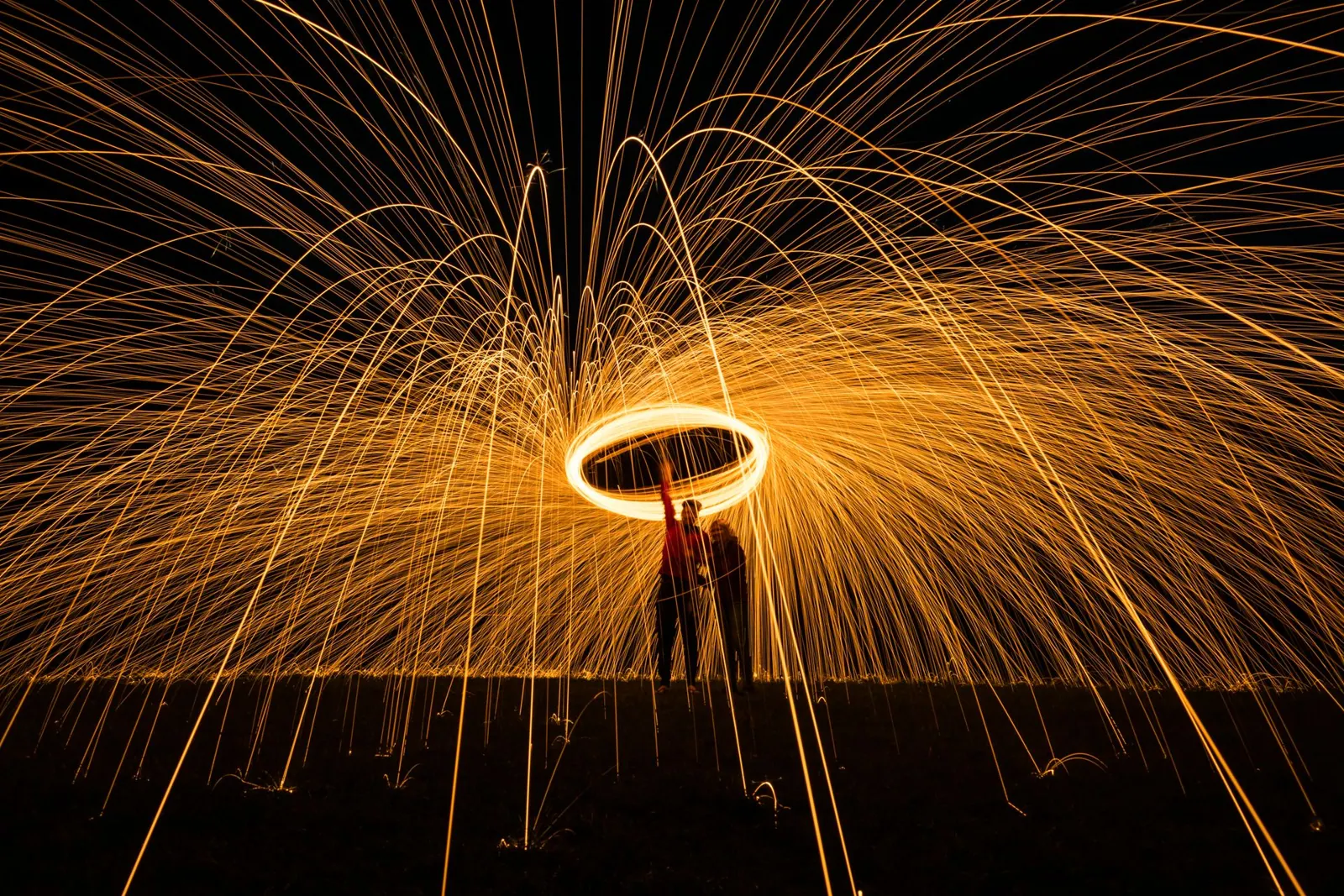 Estelas circulares de luz en un entorno oscuro