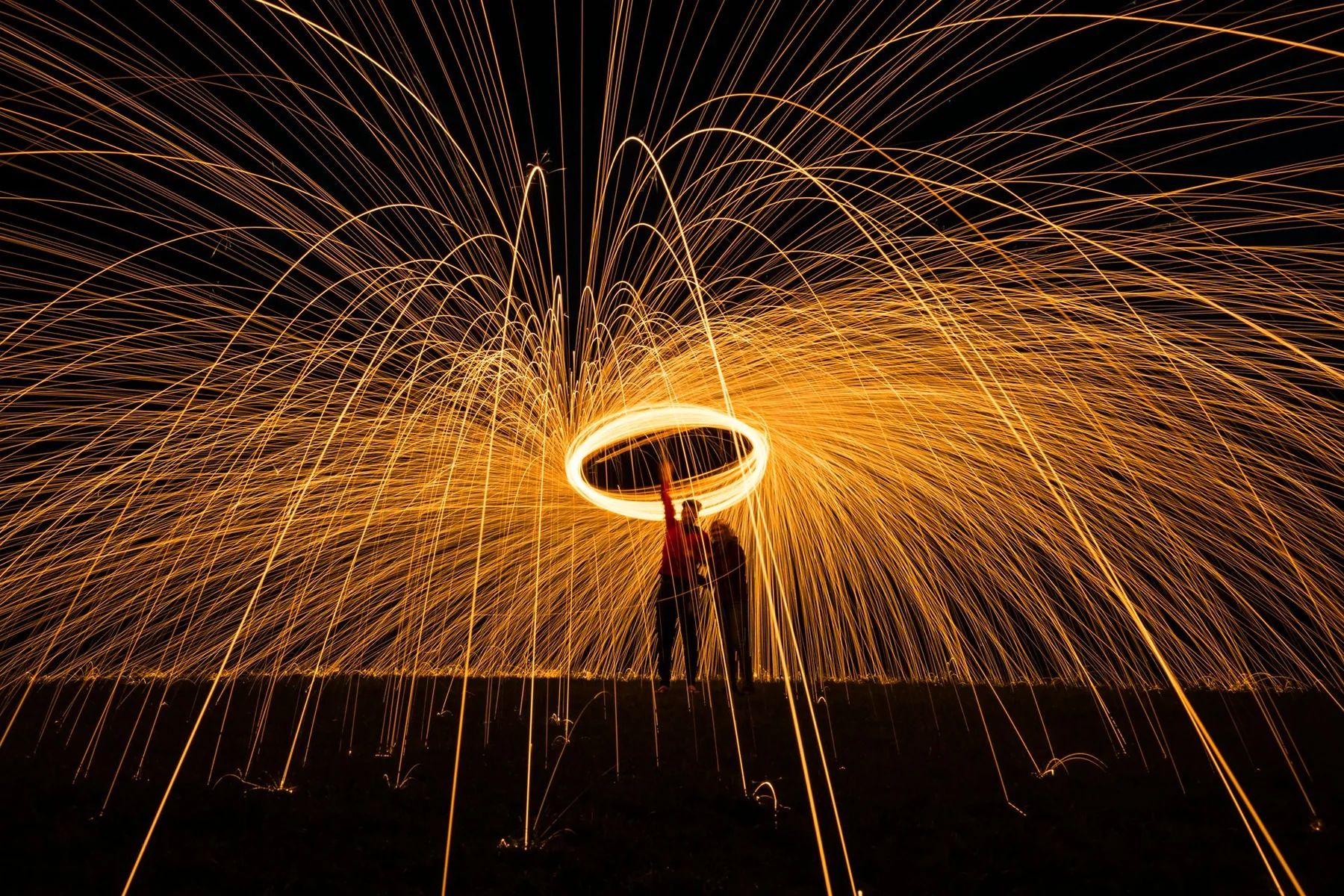 Estelas circulares de luz en un entorno oscuro